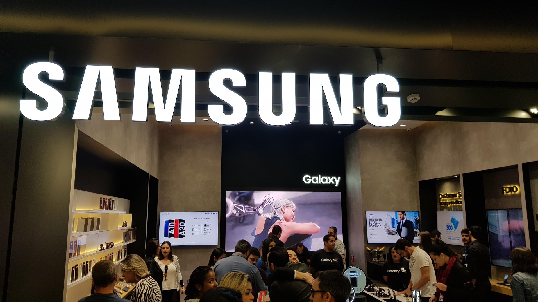 Samsung celebra inauguração de ‘loja conceito’ presenteando os consumidores